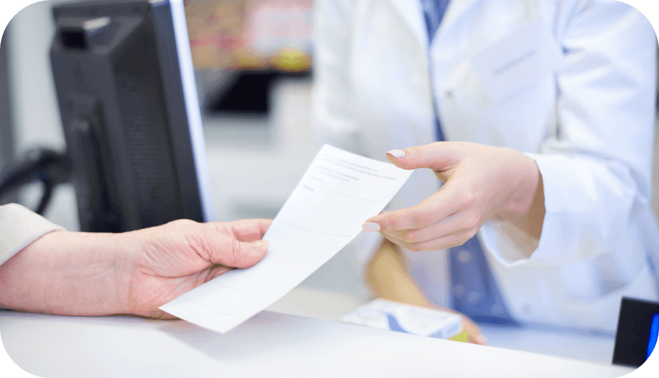 Patient gibt Rezept in der Apotheke ab