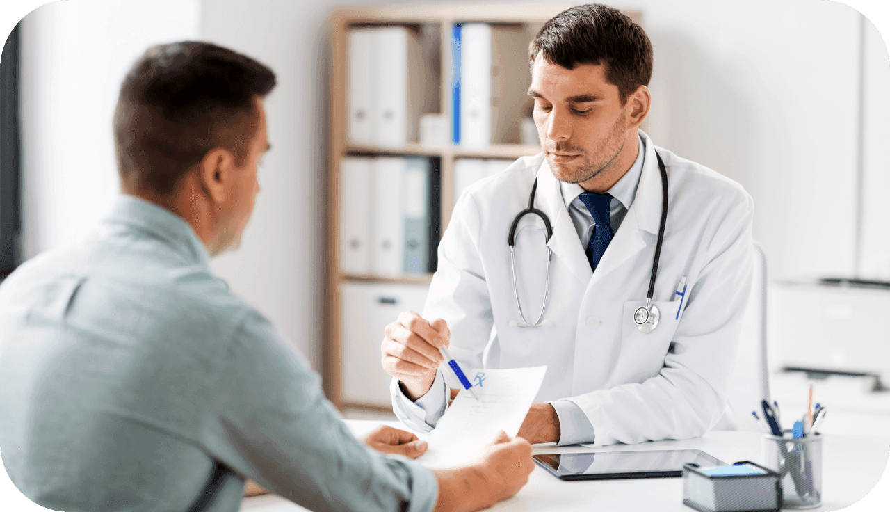 Arzt berät Patienten und zeigt ein Rezept